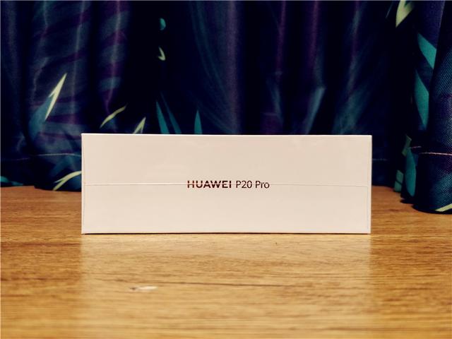 5800元買華為P20 Pro極光色，含著眼淚上手開箱領會！
